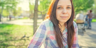 Bahar ormanında genç bir kadın 