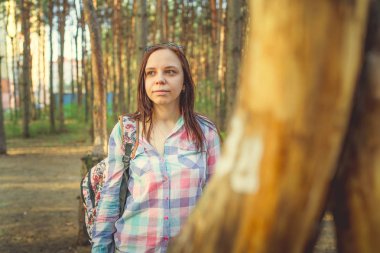 Bahar ormanında genç bir kadın 