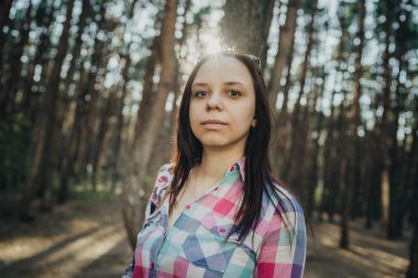 Bahar ormanında genç bir kadın 