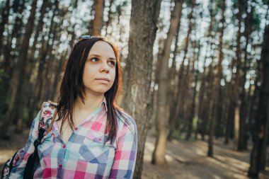Bahar ormanında genç bir kadın 