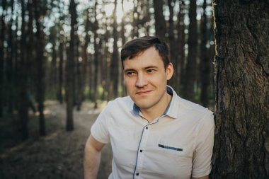 Güzel parktaki genç erkek.