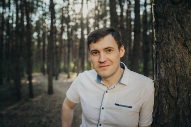 Güzel parktaki genç erkek.