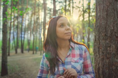 Bahar ormanında genç bir kadın 