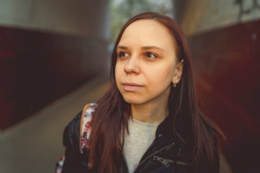  Sırt çantalı genç bir kadın şehirde yürüyor. 