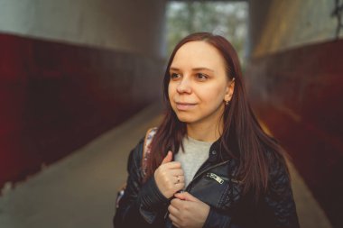  Sırt çantalı genç bir kadın şehirde yürüyor. 