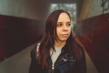  Sırt çantalı genç bir kadın şehirde yürüyor. 