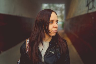  Sırt çantalı genç bir kadın şehirde yürüyor. 