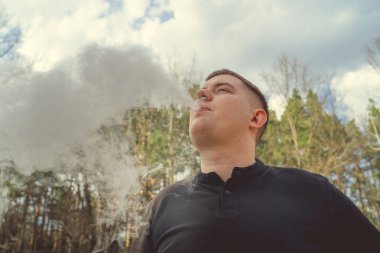Elektronik sigara içen bir adam