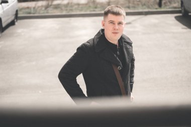 Şehirde poz veren bir adam.