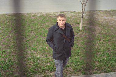 Şehirde poz veren bir adam.