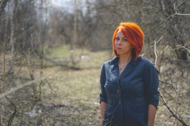 Sonbahar parkında poz veren genç kadın