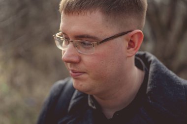 Şehirde poz veren bir adam.