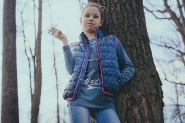 Parkta günlük giysiler içinde bir kızın portresi. 