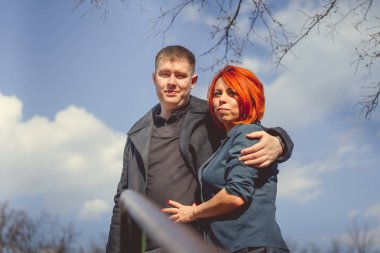 Kadın düşünceli bir şekilde erkeğin omzuna yaslandı..