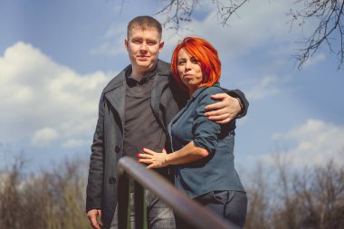 Kadın düşünceli bir şekilde erkeğin omzuna yaslandı..