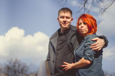 Kadın düşünceli bir şekilde erkeğin omzuna yaslandı..