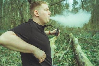 Bir adam elektronik sigara içiyor.