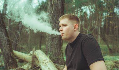 Bir adam elektronik sigara içiyor.