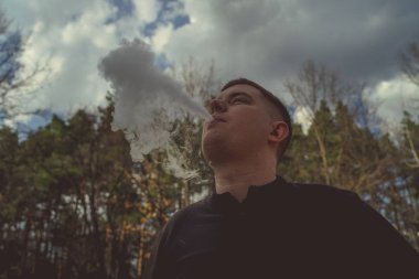 Elektronik sigara içen bir adam