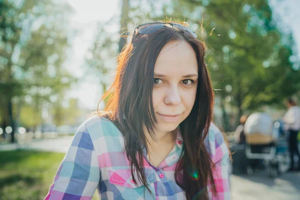 Mujer Joven Bosque Primavera — Foto de Stock