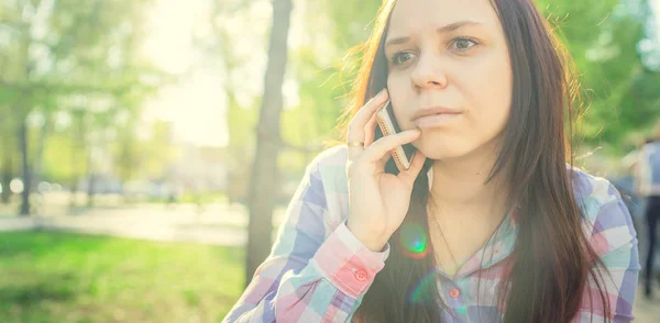 Jovem Mulher Usando Smartphone — Fotografia de Stock