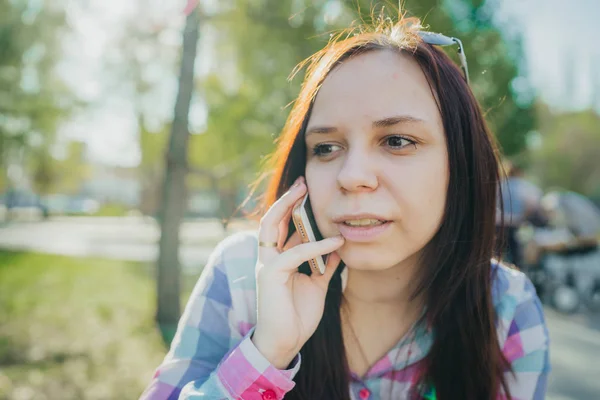 Jovem Mulher Usando Smartphone — Fotografia de Stock