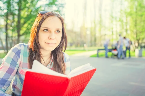 Жінка Книгою Руках Парку Жінка Студент Читає Цікаву Книгу Сидячи — стокове фото