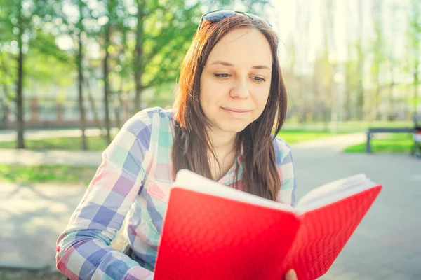 Жінка Книгою Руках Парку Жінка Студент Читає Цікаву Книгу Сидячи — стокове фото