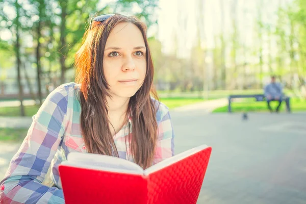 Жінка Книгою Руках Парку Жінка Студент Читає Цікаву Книгу Сидячи — стокове фото