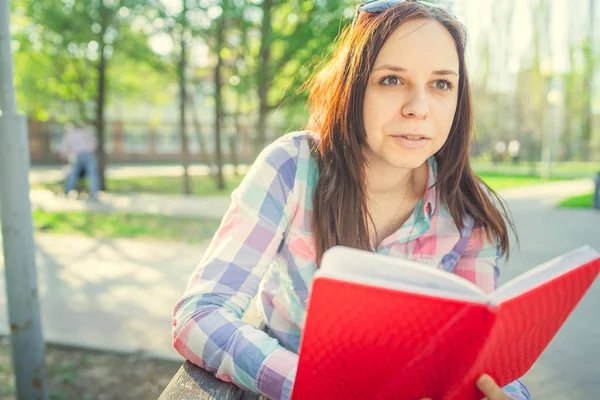 Жінка Книгою Руках Парку Жінка Студент Читає Цікаву Книгу Сидячи — стокове фото