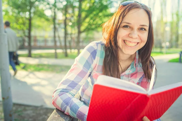 Mujer Con Libro Sus Manos Parque Mujer Estudiante Está Leyendo — Foto de Stock