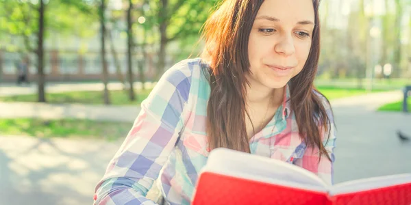 Жінка Книгою Руках Парку Жінка Студент Читає Цікаву Книгу Сидячи — стокове фото