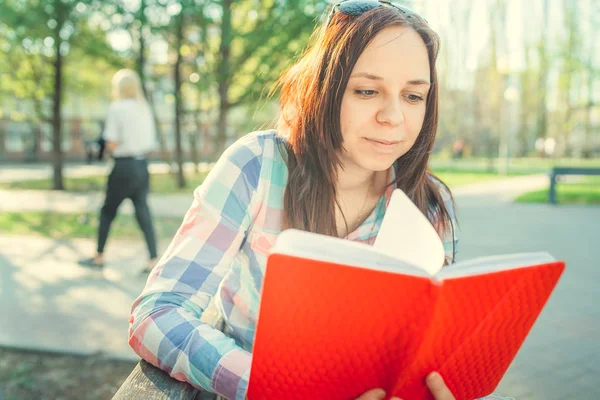 Mujer Con Libro Sus Manos Parque Mujer Estudiante Está Leyendo — Foto de Stock