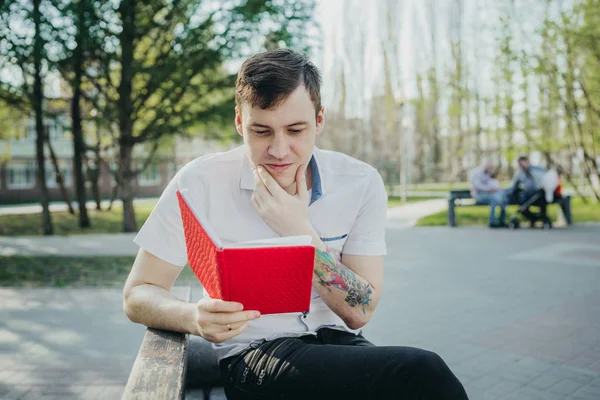 Hombre Con Cuaderno Rojo Parque — Foto de Stock