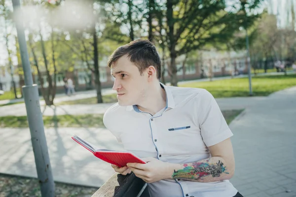 Hombre Con Cuaderno Rojo Parque — Foto de Stock