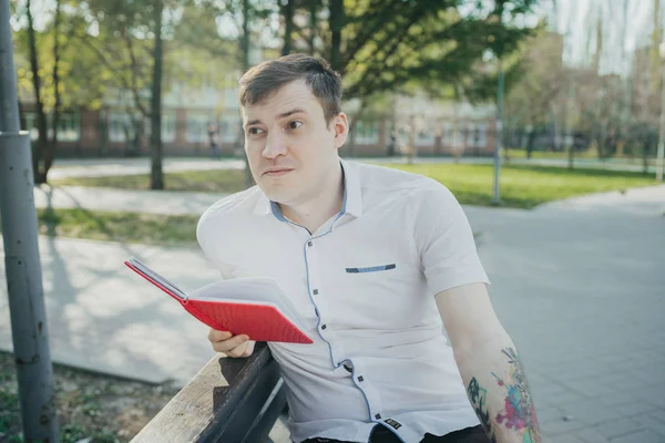 Hombre Con Cuaderno Rojo Parque — Foto de Stock