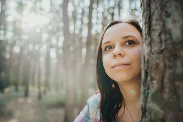 Jeune Femme Marchant Dans Forêt Printanière — Photo