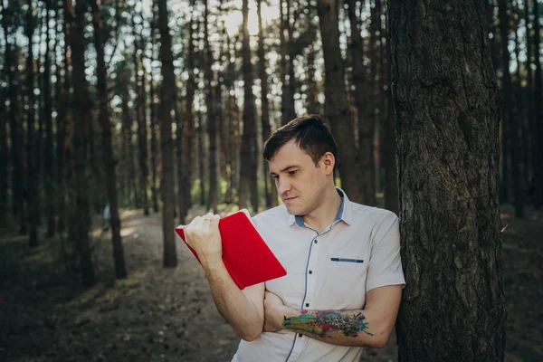 Чоловік Який Читає Книгу Лісі Стоїть Біля Дерева Щасливий Чоловік — стокове фото