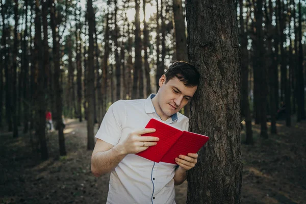 Homme Lisant Livre Dans Les Bois Debout Près Arbre Joyeux — Photo