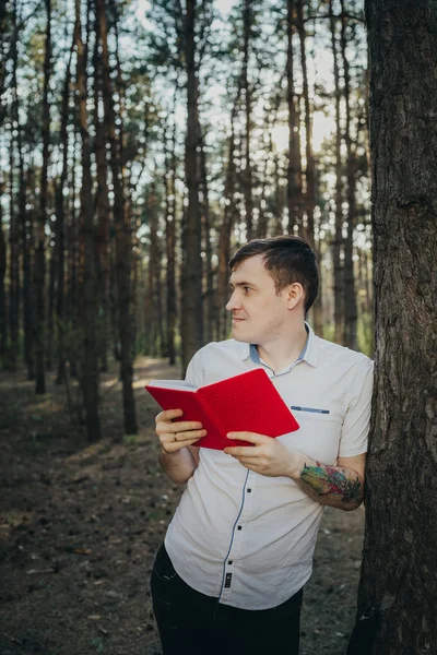 Hombre Leyendo Libro Los Bosques Junto Árbol Hombre Feliz Una — Foto de Stock