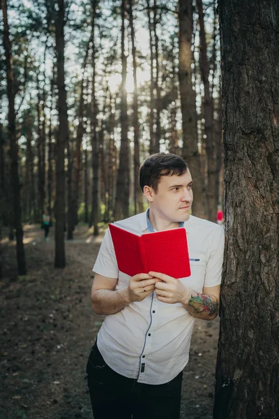 Hombre Leyendo Libro Los Bosques Junto Árbol Hombre Feliz Una — Foto de Stock