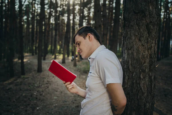 Homme Lisant Livre Dans Les Bois Debout Près Arbre Joyeux — Photo