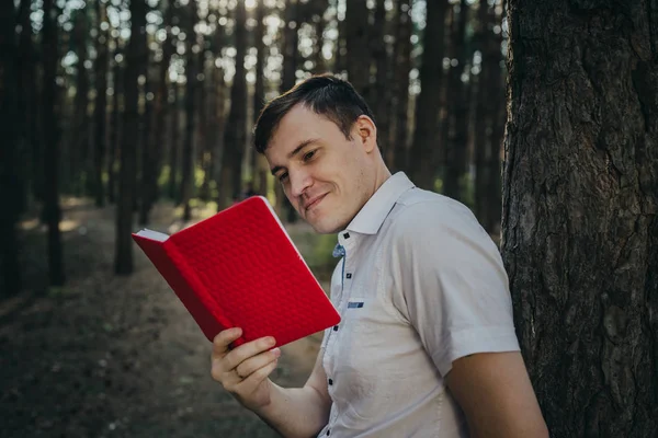 Człowiek Czytający Książkę Lesie Stojący Przy Drzewie Szczęśliwy Mężczyzna Białej — Zdjęcie stockowe