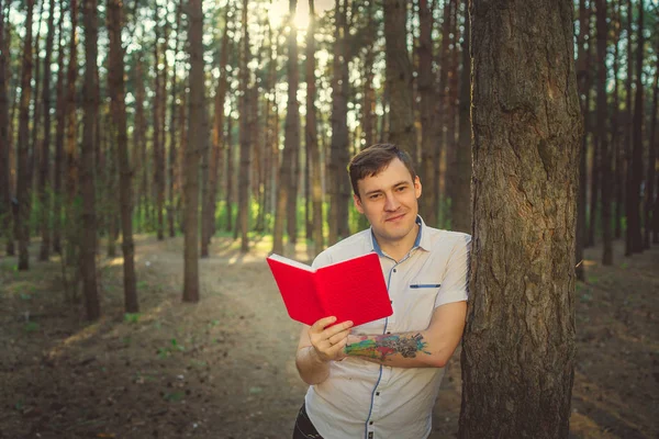 Een Man Die Een Boek Leest Het Bos Bij Een — Stockfoto