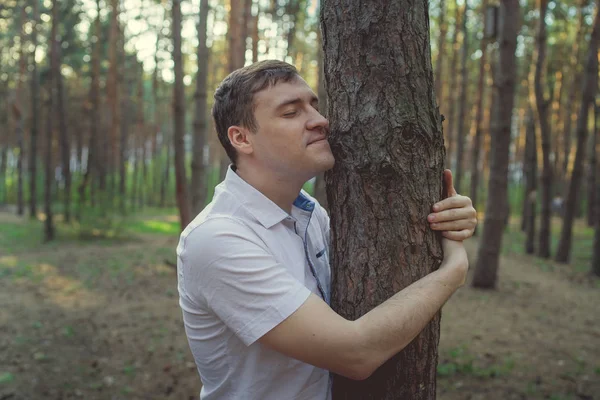 Hombre Guapo Abrazando Árbol Los Bosques Amanecer — Foto de Stock