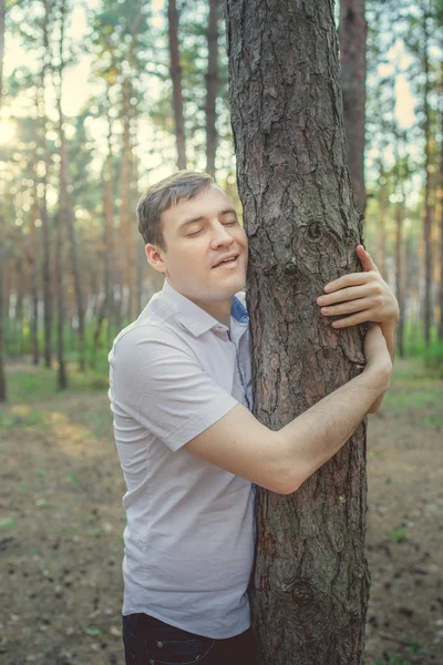 Όμορφος Άντρας Αγκαλιάζει Δέντρο Στο Δάσος Την Αυγή — Φωτογραφία Αρχείου