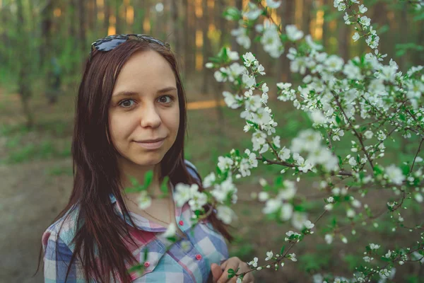 Молодая Женщина Весеннем Лесу — стоковое фото