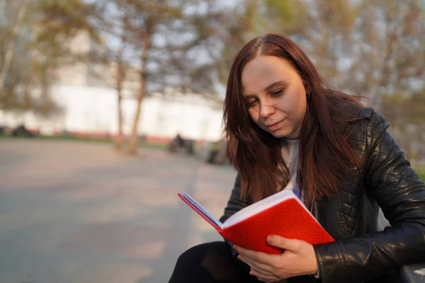 Les Femmes Tiennent Carnet Rouge Dans Rue — Photo