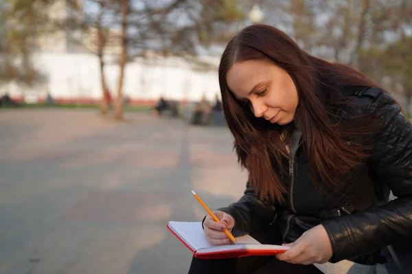 Mujer Escribiendo Notas Cuaderno Rojo Calle —  Fotos de Stock