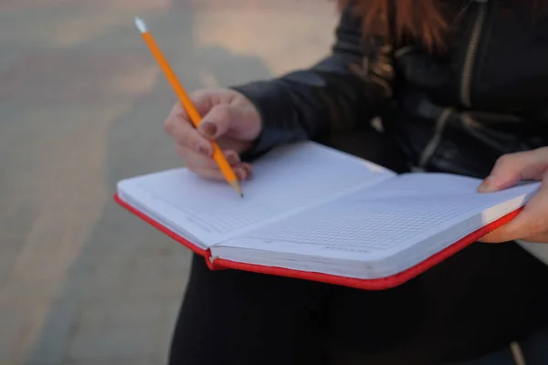 Vrouw Schrijft Notities Rood Notitieboekje Straat — Stockfoto